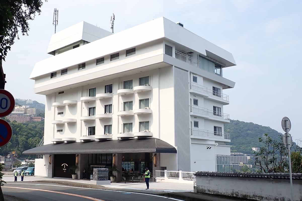 TAOYA熱海は国道135号線の海側の傾斜地に建つ。正面玄関は6Fレベルで、最高層階は10Fとなる