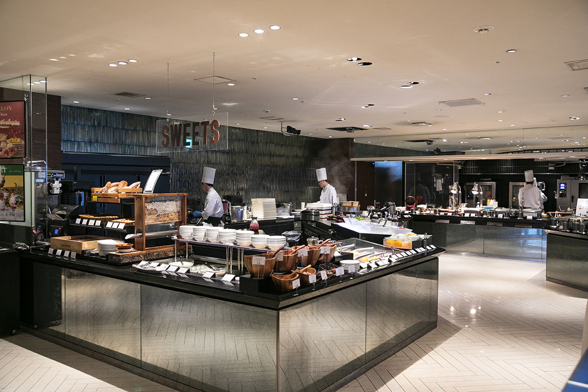 手前にパンやスイーツのコーナー、奥に和食や温製料理のコーナーがある