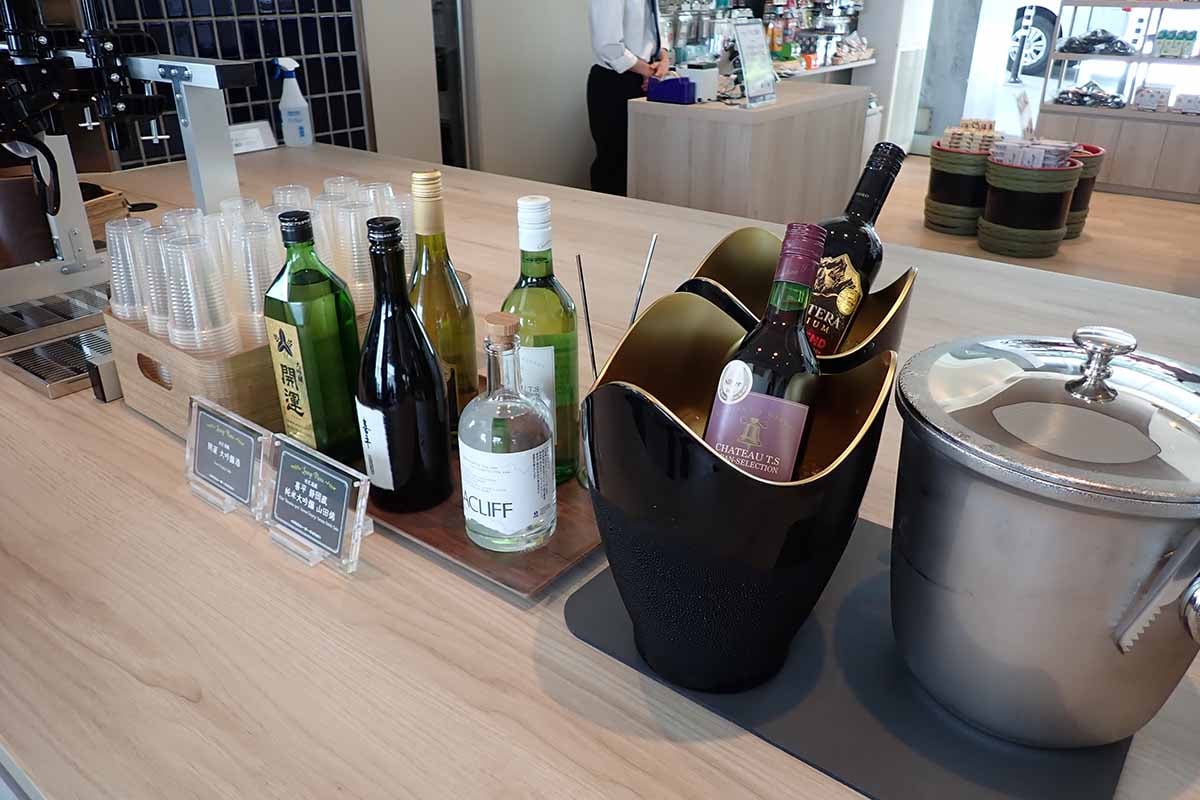 6Fのラウンジに用意されたアルコール。到着後すぐ、くつろぎの時間となる