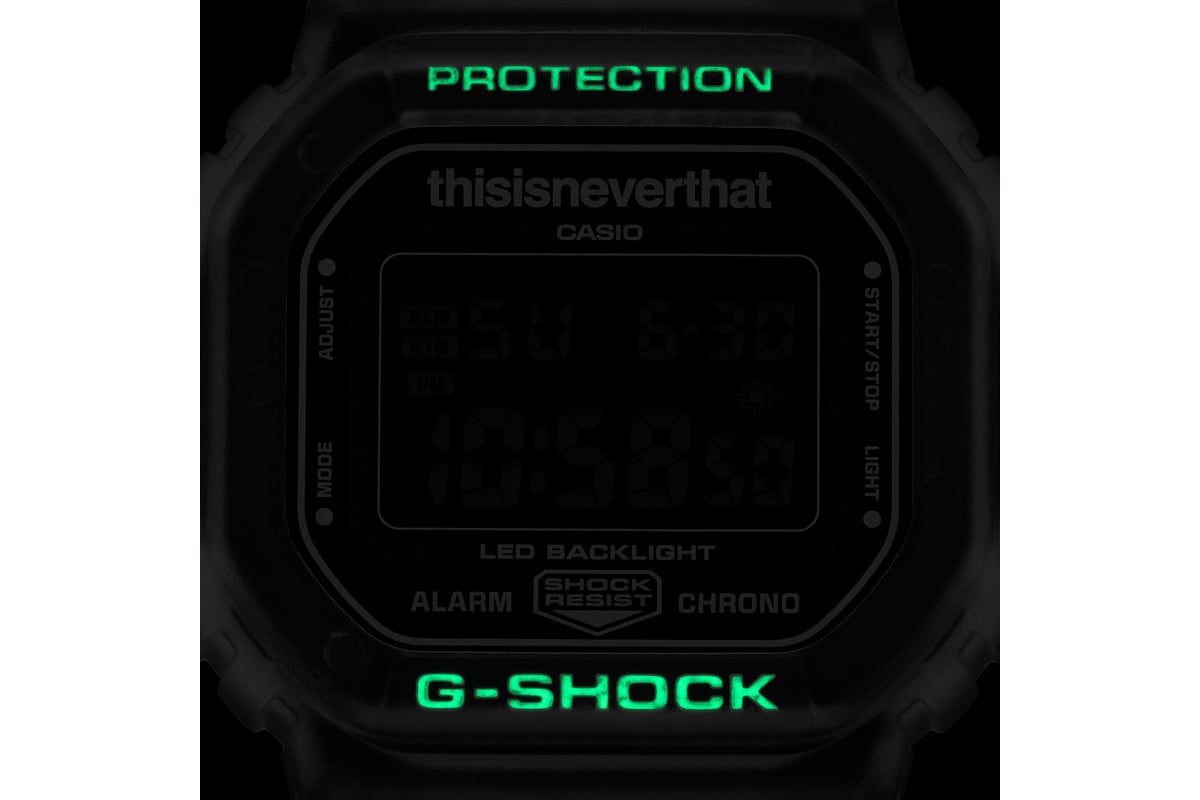 ベゼル上下の蓄光素材により暗闇で“PROTECTION”と「G-SHOCK」の文字が浮かび上がる