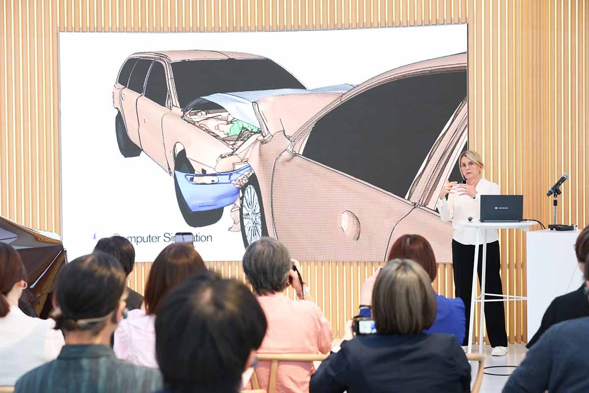 スウェーデンの「ボルボ・カーズ セーフティセンター」で長年安全研究・開発を担うロッタ・ヤコブソン博士を招いて開催された安全セミナーの様子