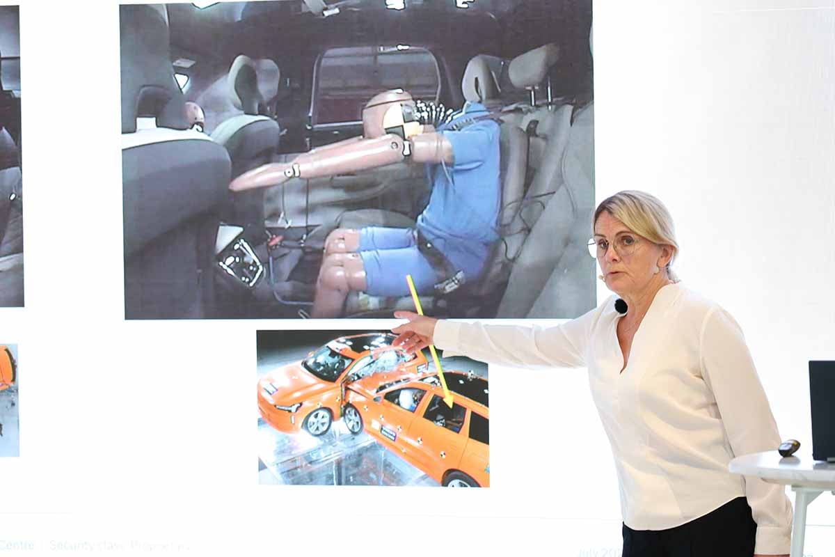 スウェーデンの「ボルボ・カーズ セーフティセンター」で長年安全研究・開発を担うロッタ・ヤコブソン博士を招いて開催された安全セミナーの様子