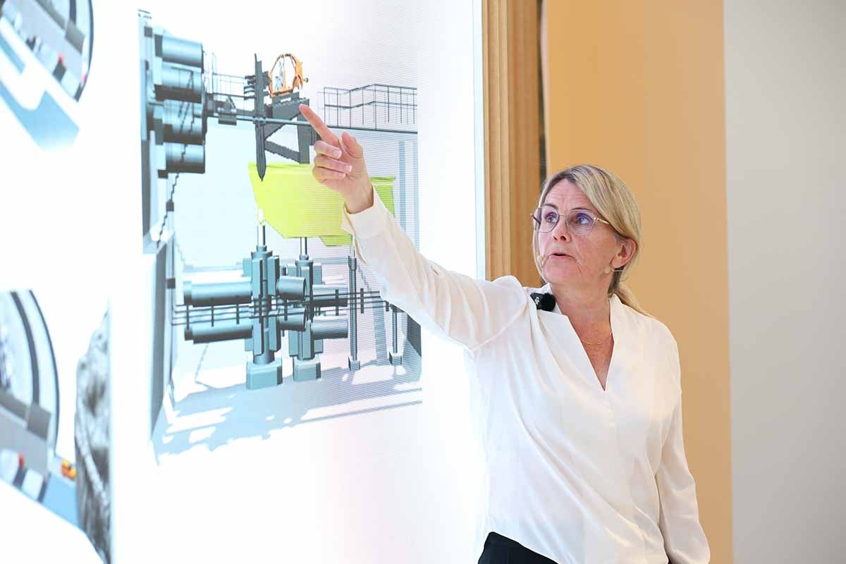 スウェーデンの「ボルボ・カーズ セーフティセンター」で長年安全研究・開発を担うロッタ・ヤコブソン博士を招いて開催された安全セミナーの様子