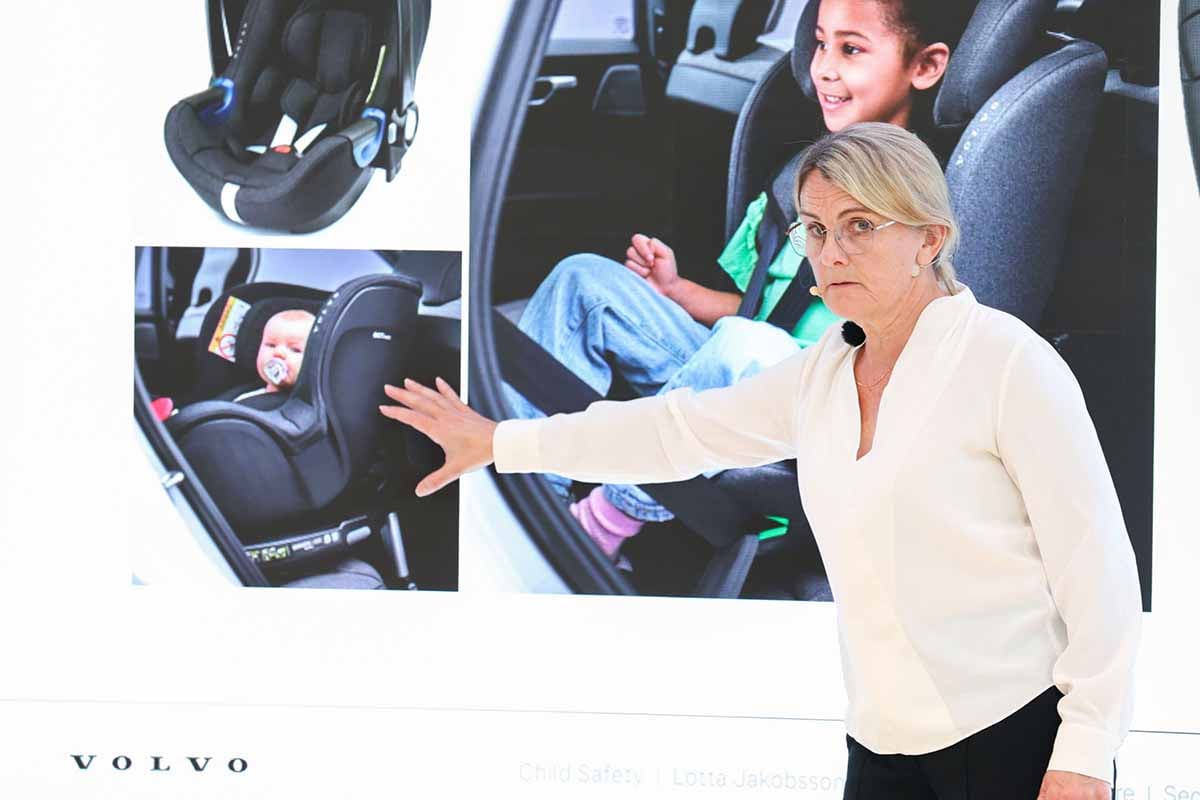スウェーデンの「ボルボ・カーズ セーフティセンター」で長年安全研究・開発を担うロッタ・ヤコブソン博士を招いて開催された安全セミナーの様子