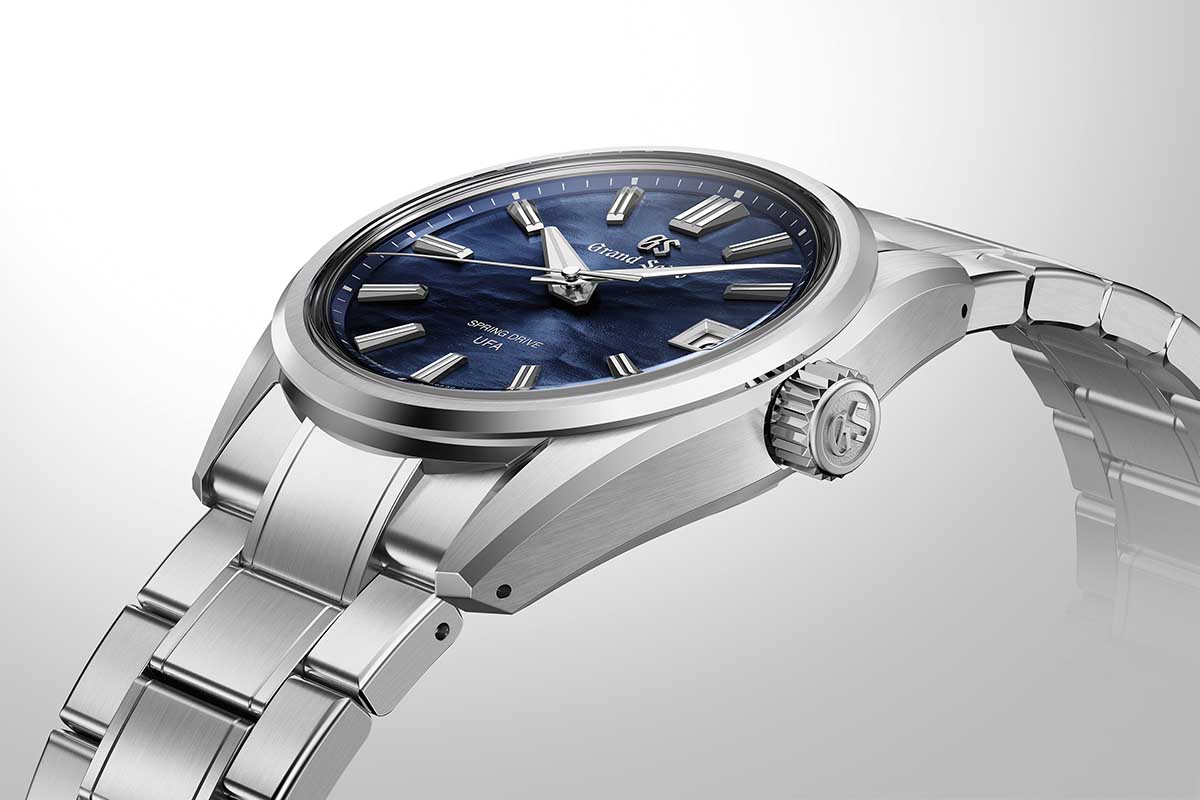 ブルーダイヤルのスプリングドライブには37mmモデル「SLGB015」（138万6000円 消費税込）も用意される。