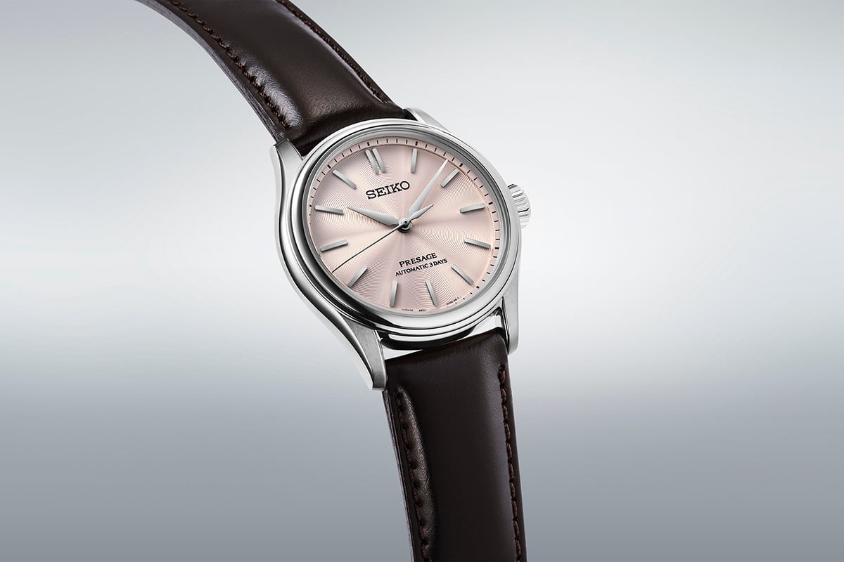 「桜色」モデルには桜の木の幹をイメージしたというブラウンのレザーストラップ付き（HCC003J）。