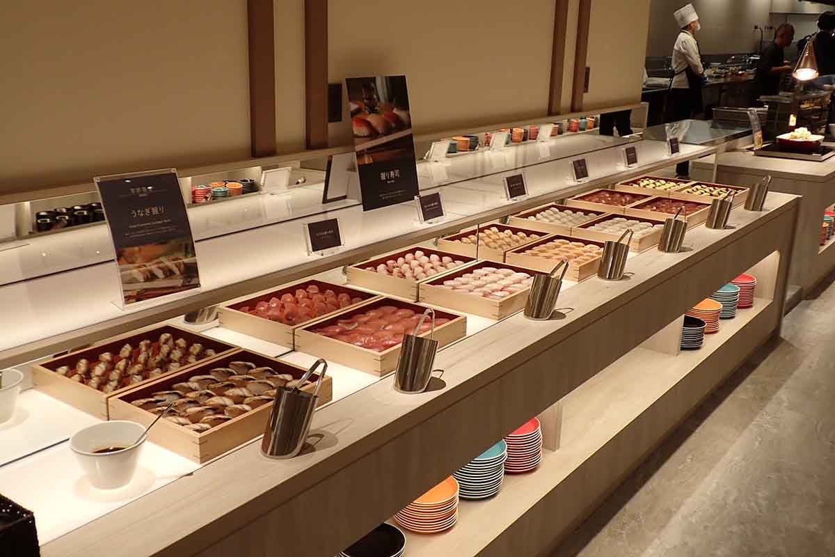 ビュッフェスタイルのレストラン「水葉(みずは)」。お料理は海の幸から洋食、中華まで豊富だ