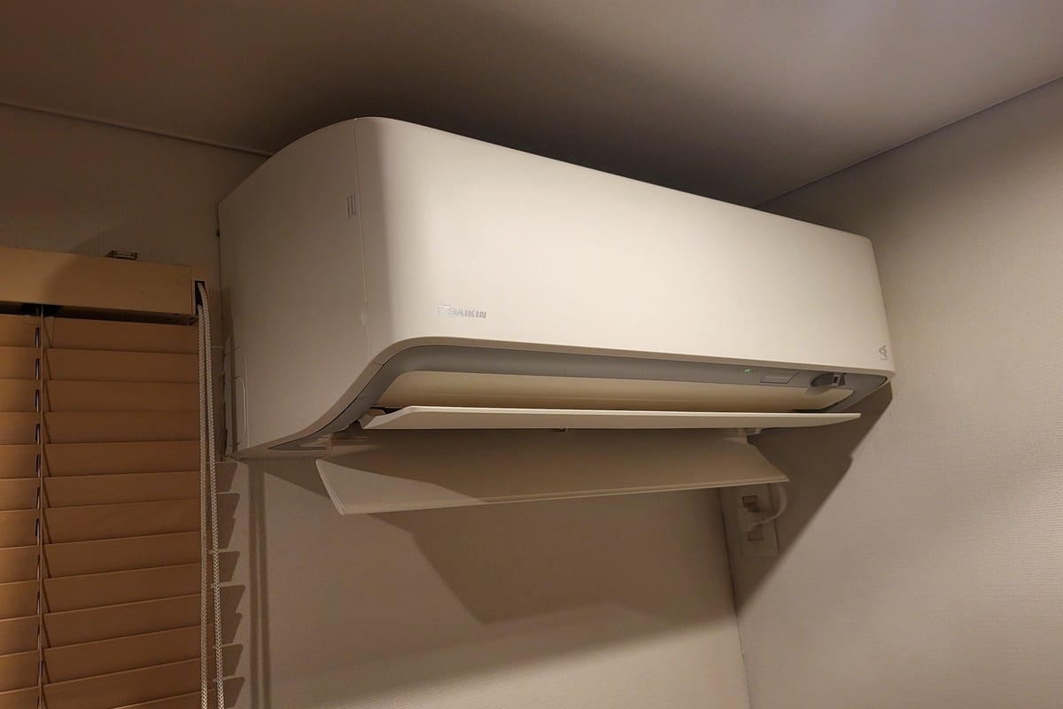 筆者宅で長く使ってきたダイキン製ルームエアコン。日々の暮らしに溶け込んでいる道具だからこそ、その一台がどこで、どのようにつくられているのかを確かめたいという取材の起点になった