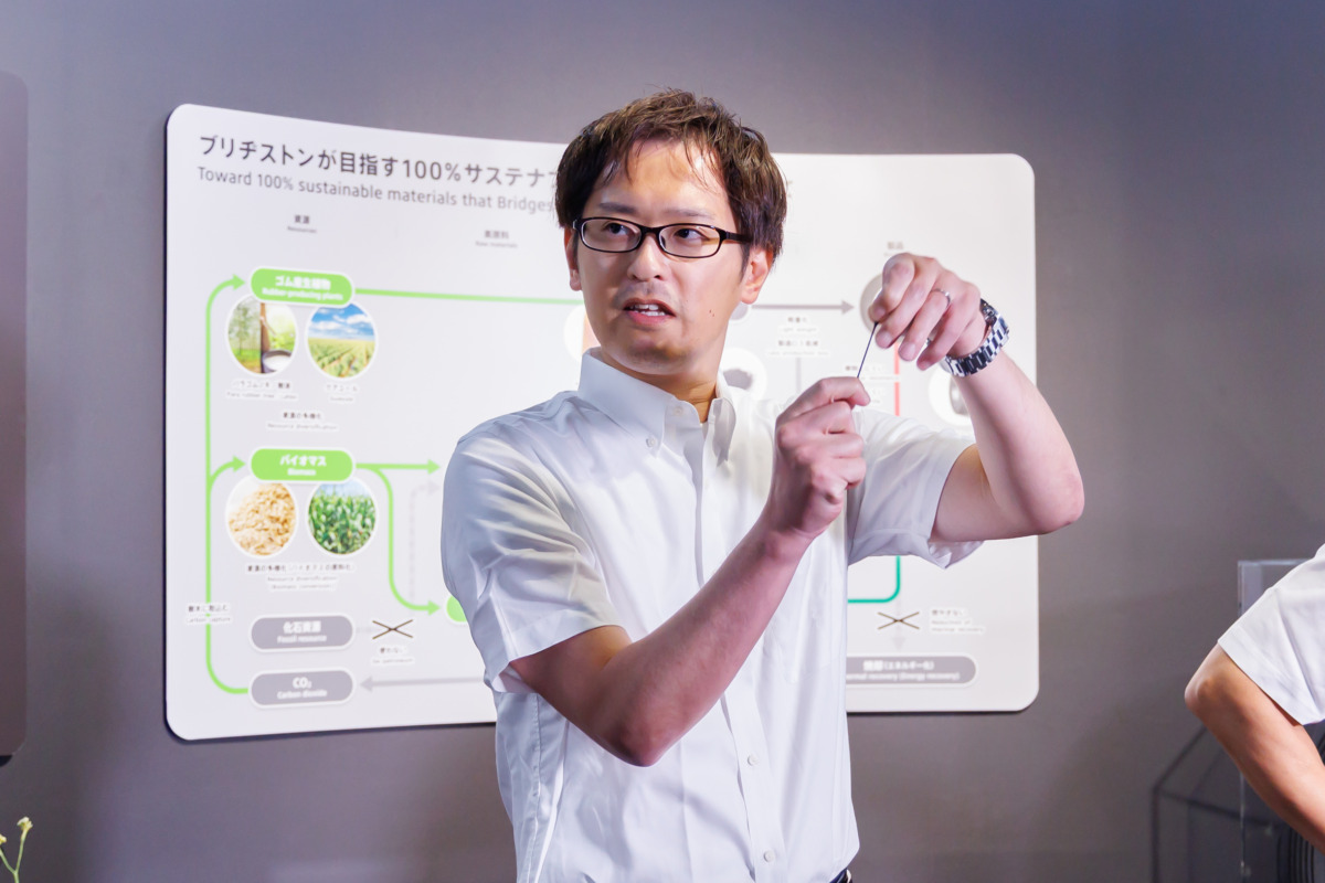 天然ゴムと合成ゴムの違いを体感する実演の様子