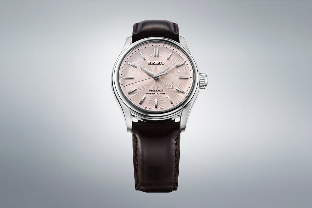 「桜色」モデルには桜の木の幹をイメージしたというブラウンのレザーストラップ付き（HCC003J）。