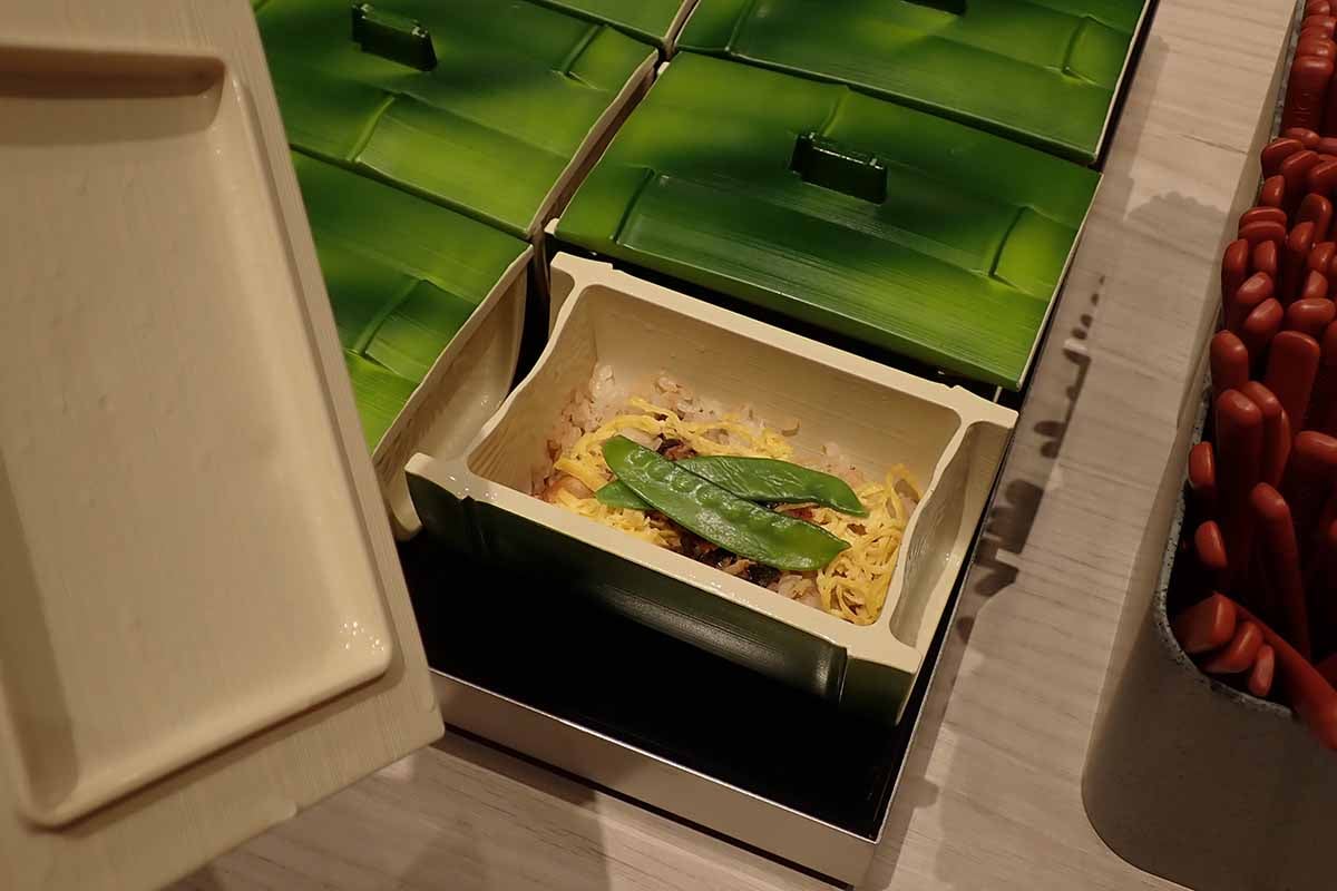 ご当地メニュー「ぼくめし」は、静岡県の郷土料理。甘辛く煮た鰻と牛蒡をご飯に混ぜて食べる