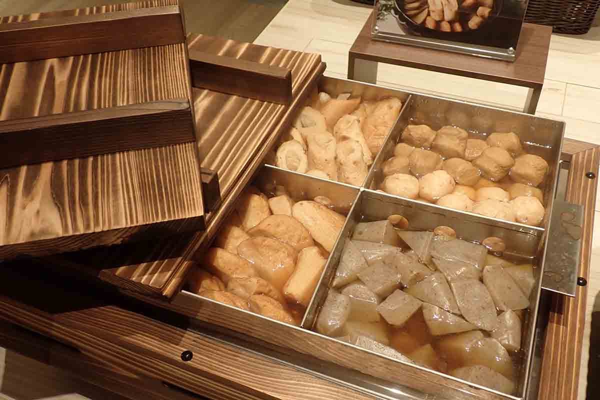 練り物を中心にいただける「小田原おでん」はあっさり系のだし汁が特徴