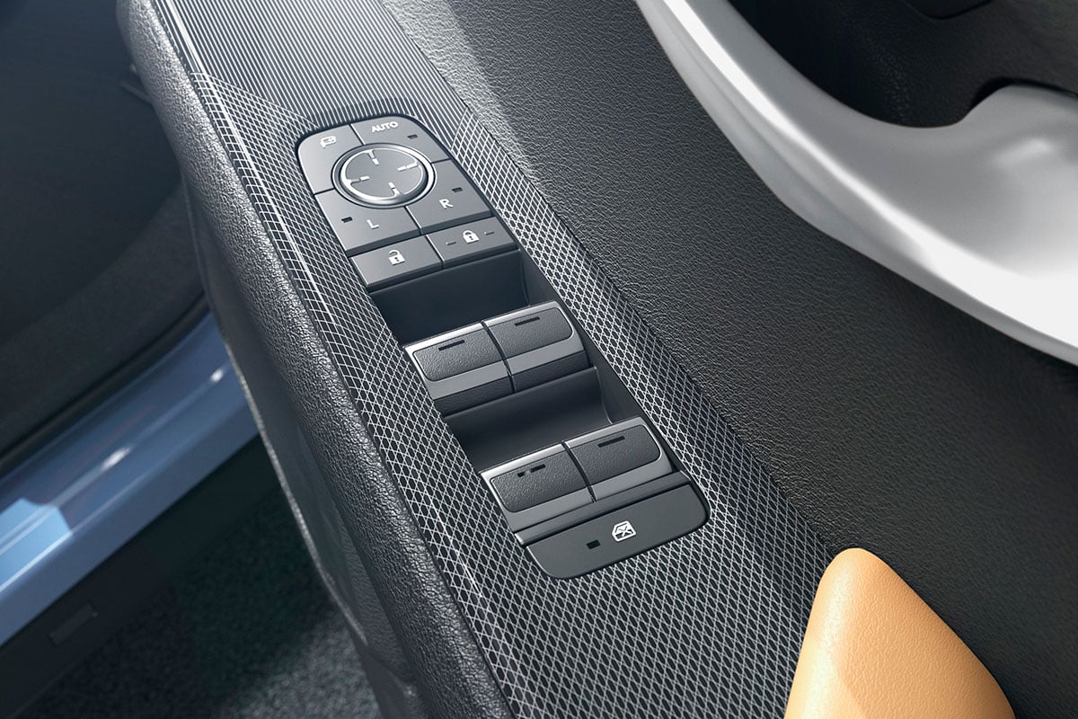 レクサス「UX300h “シャイニングエッセンス”」