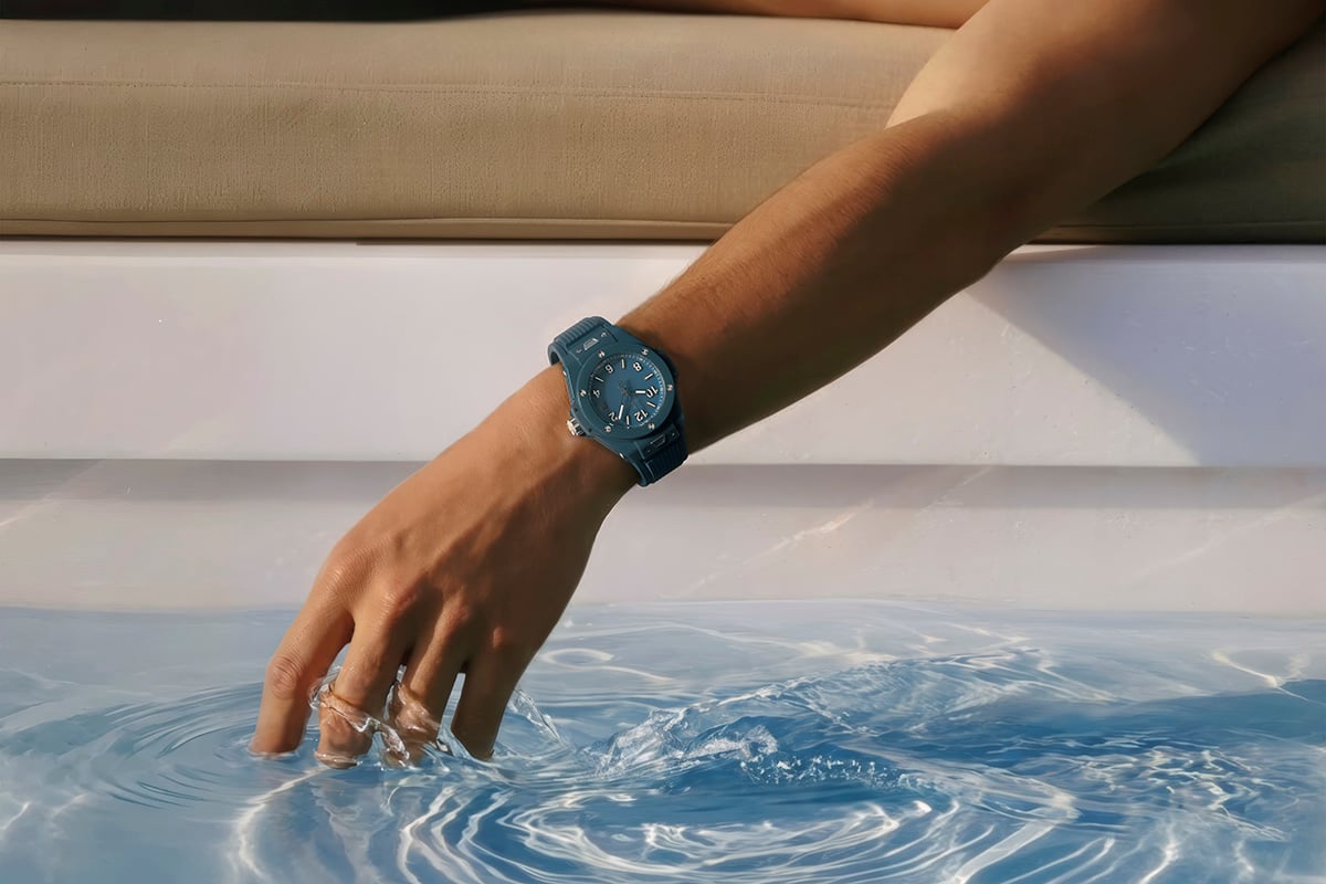 地中海の深い青を想起させる「ビッグ・バン ペトロール ブルー セラミック 33mm」