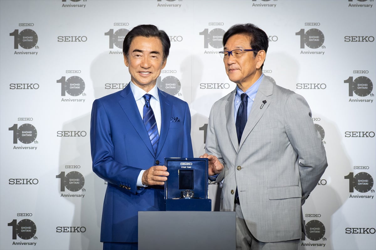 アンベールを行ったセイコーウオッチ・服部真二CEOと、北海道日本ハムファイターズCBOの栗山英樹氏