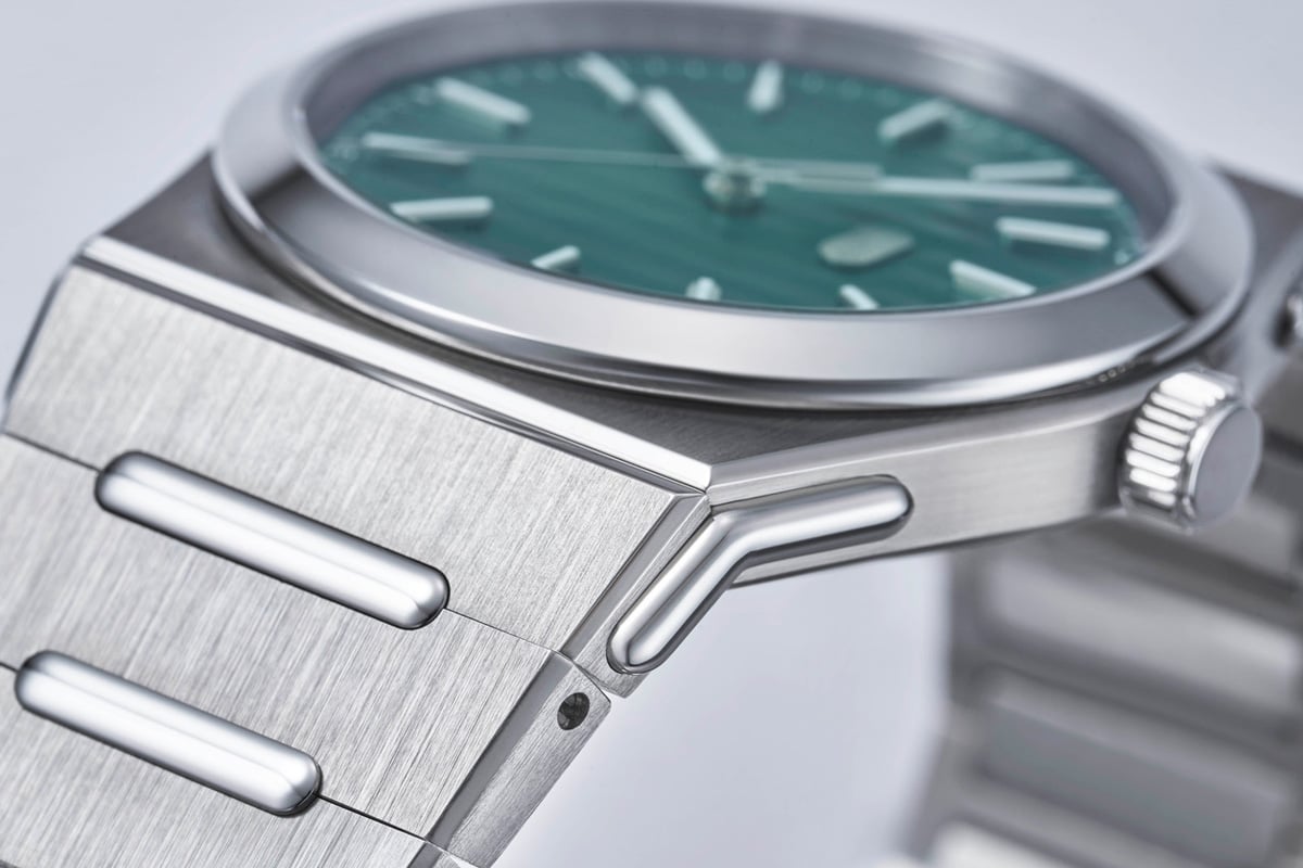 ステンレススチールとチタンを採用した、スリムで装着感に優れた直径40.0ｍｍ、厚さ8.95ｍｍのハイブリットケース