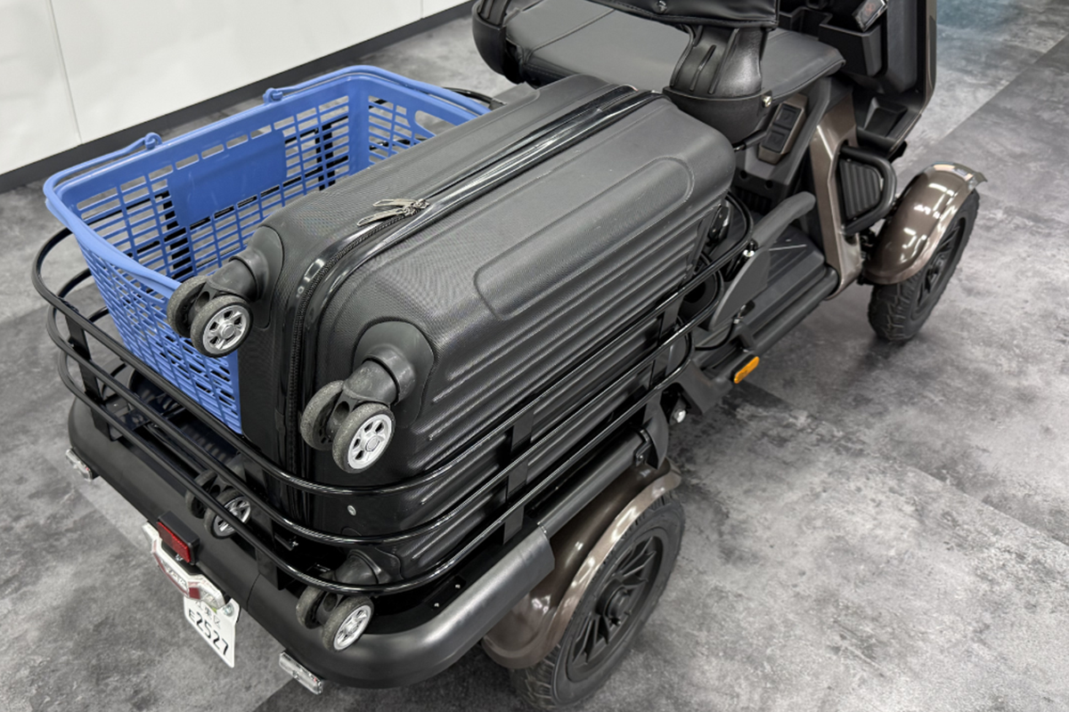 エレモーズの特定小型四輪「エレグラン」の最上位モデル「プレミアム」
