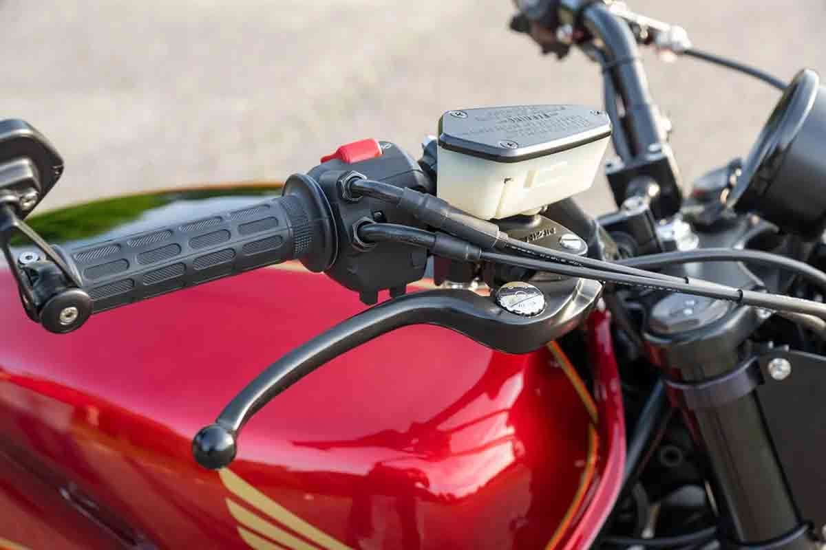 米国オンラインオークションに出品され落札された1981年式ホンダ「CBX」。カスタムされている
