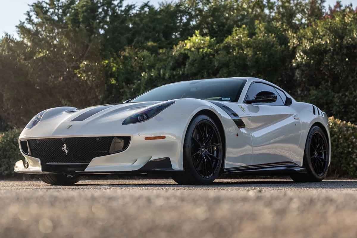 オークションに出品予定の2017年式フェラーリ「F12tdf」(c)2026 BROAD ARROW Auctions