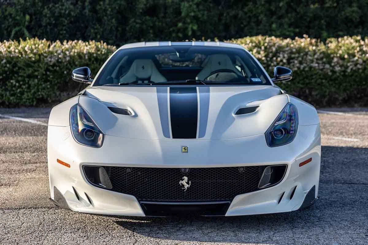 オークションに出品予定の2017年式フェラーリ「F12tdf」(c)2026 BROAD ARROW Auctions