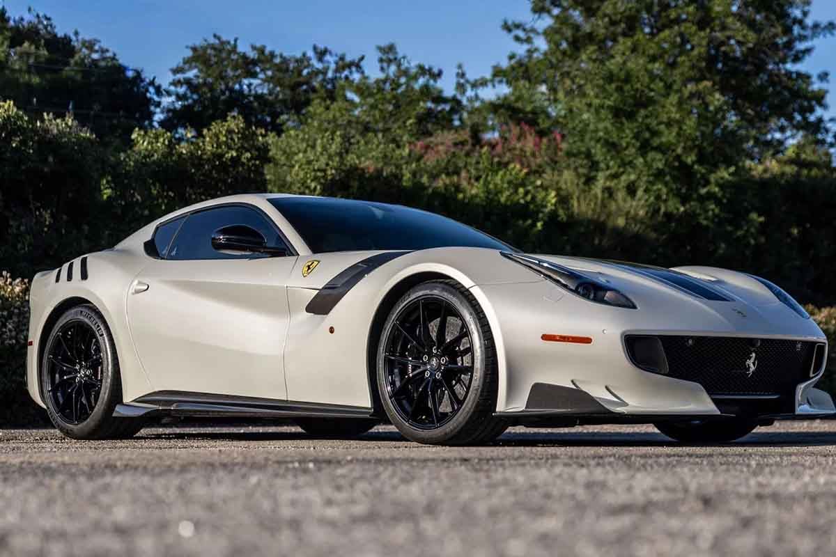 オークションに出品予定の2017年式フェラーリ「F12tdf」(c)2026 BROAD ARROW Auctions