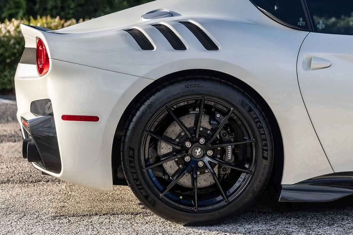 オークションに出品予定の2017年式フェラーリ「F12tdf」(c)2026 BROAD ARROW Auctions