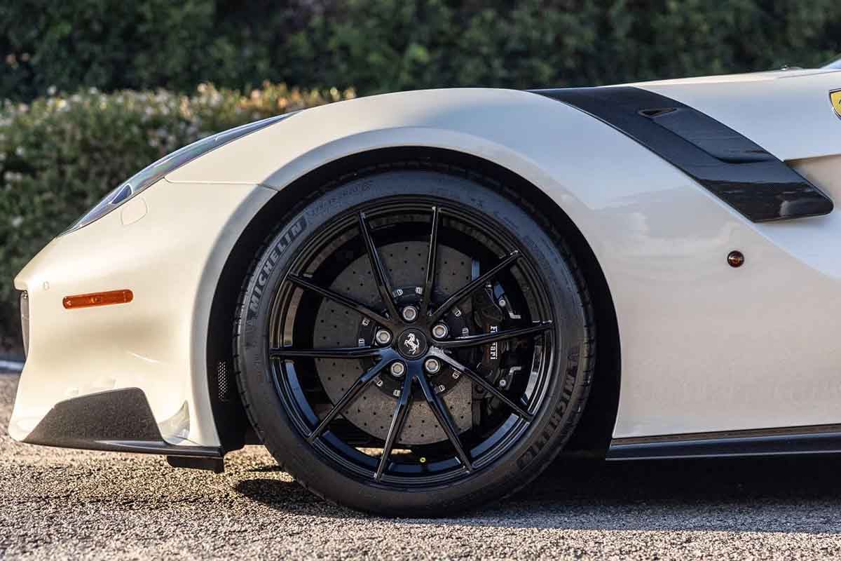 オークションに出品予定の2017年式フェラーリ「F12tdf」(c)2026 BROAD ARROW Auctions