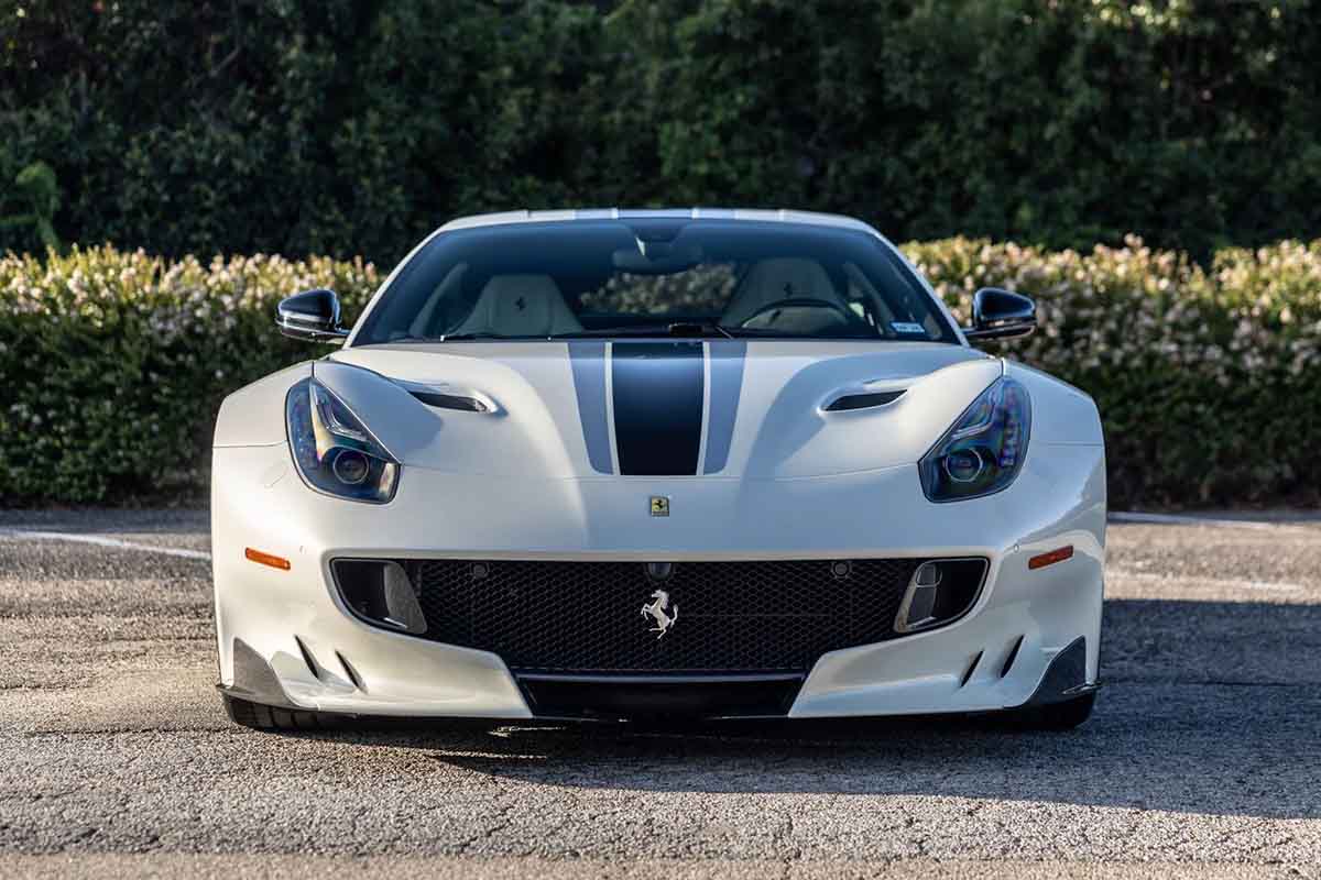 オークションに出品予定の2017年式フェラーリ「F12tdf」(c)2026 BROAD ARROW Auctions