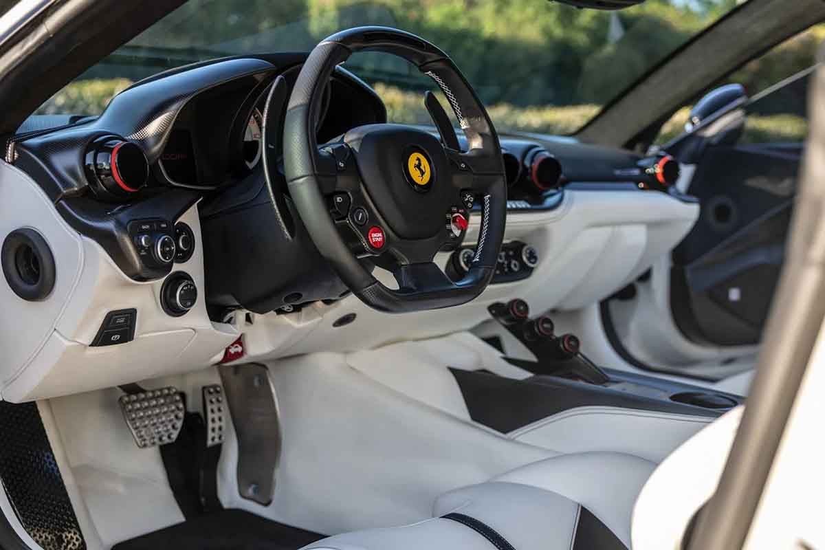 オークションに出品予定の2017年式フェラーリ「F12tdf」(c)2026 BROAD ARROW Auctions