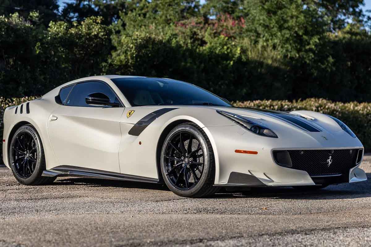 オークションに出品予定の2017年式フェラーリ「F12tdf」(c)2026 BROAD ARROW Auctions
