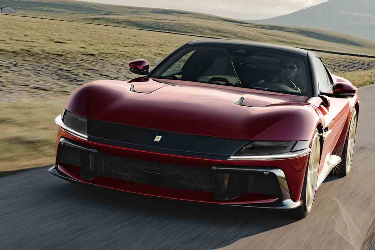 フェラーリ新型「12チリンドリ・マヌアーレ」