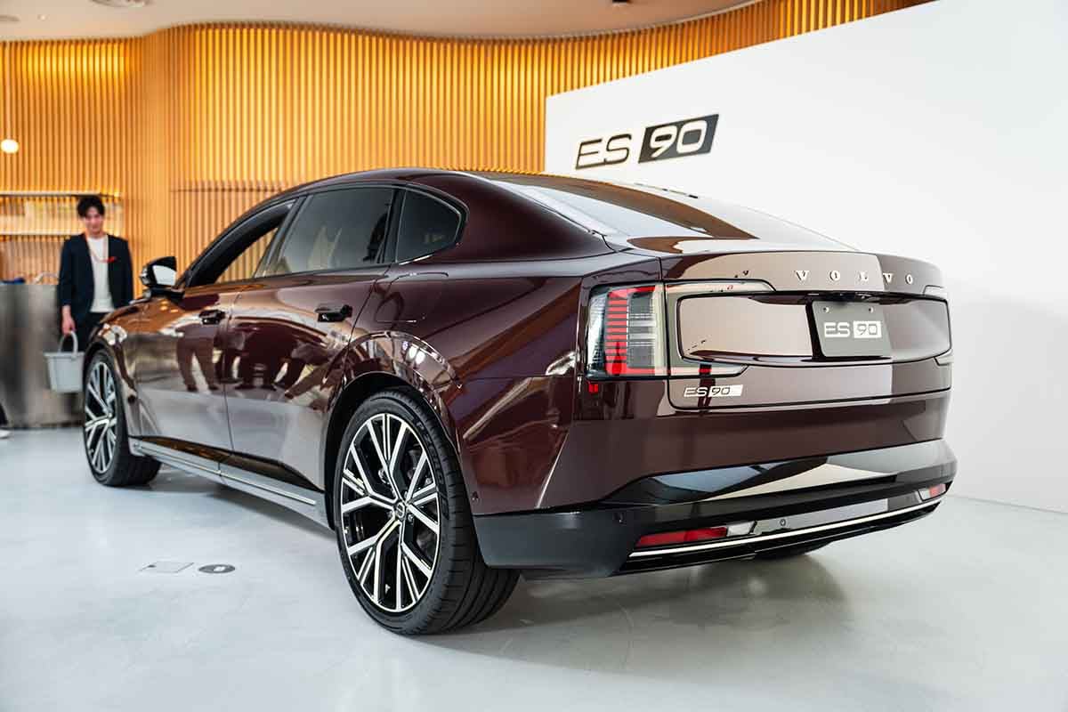 日本上陸したボルボ新型「ES90」