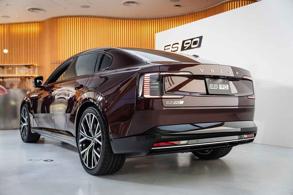 日本上陸したボルボ新型「ES90」