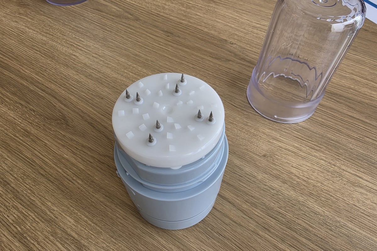 かき氷用のアタッチメント。専用カップで作った氷をセットし、下方向へ削り出す仕組みになっている。市販のロックアイスではなく、付属カップで凍らせた氷を使う点は理解しておきたい