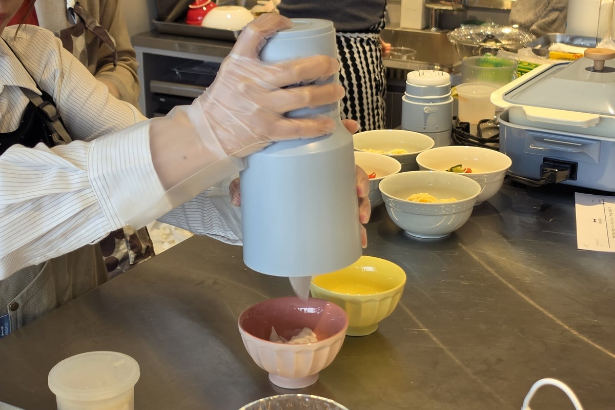かき氷を作る際は、氷用アタッチメントへ付け替え、専用の製氷カップで凍らせた氷を削る。器の上に直接削れるため、できたてのふわっとした氷をそのまま盛り付けられる