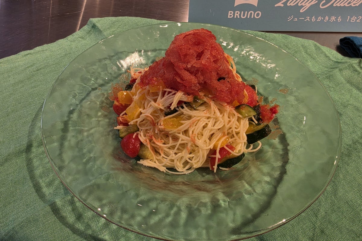 トマトベースの氷を冷製パスタに削りかけた「氷トマトの彩りカッペリーニ」。かき氷をスイーツだけでなく料理へ広げる提案で、2WAY家電としての使い道の広がりを感じさせる一皿だ