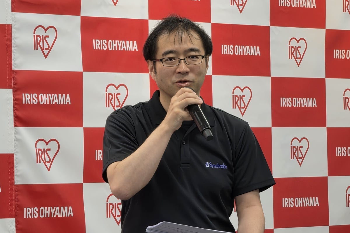 シンクロボ 代表取締役社長の小倉崇氏。東京大学大学院で博士号を取得後、トヨタ自動車やGoogle Japanでロボティクスの研究開発に携わり、2019年にスマイルロボティクスを創業。現在はアイリスグループの一員として、JILBYのソフトウェア開発を担っている