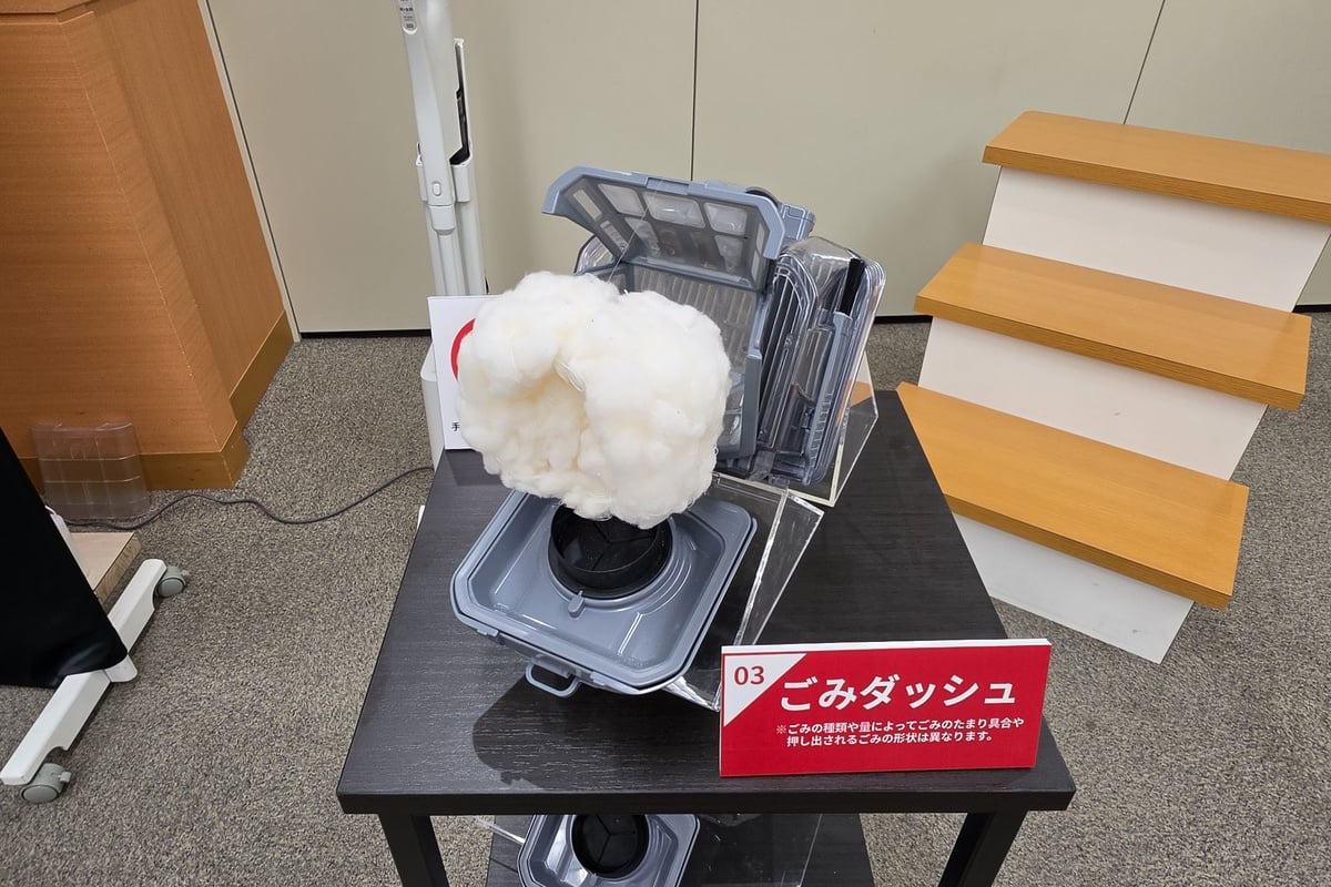ドックに集められたゴミは、ごみ収集ボックス内で圧縮される。「ごみダッシュ」により、ボックスを引き出してボタンを押すだけで塊状のゴミを捨てられるのが特徴だ