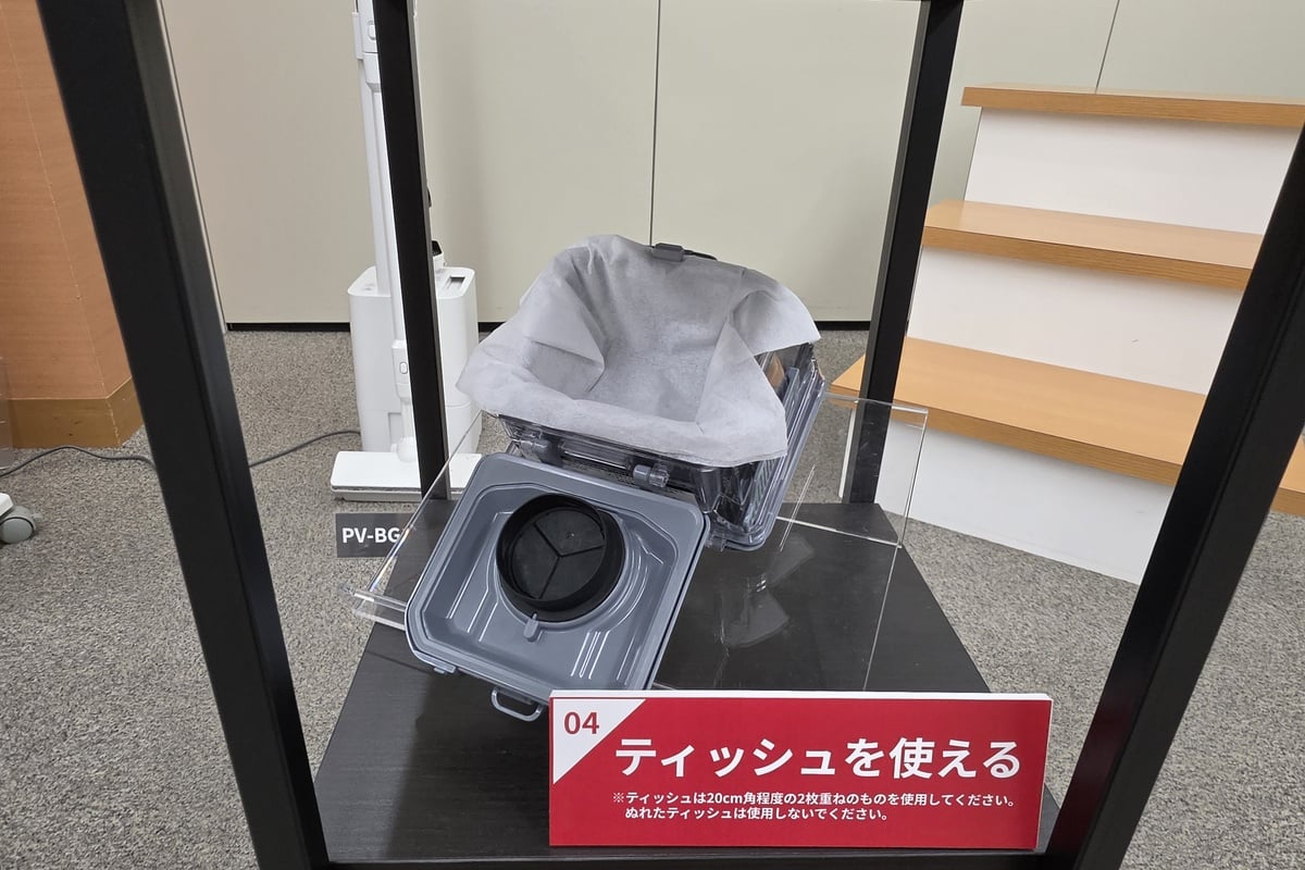 ドック内の立体フィルター部にはティッシュを装着できる。フィルターを直接汚しにくくするための工夫で、日々のメンテナンスに対する心理的なハードルを下げている