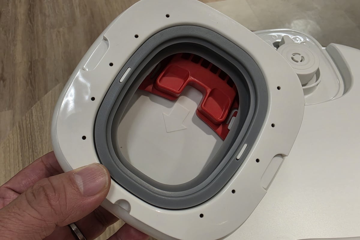減圧時の蒸気の勢いを抑える蒸気フタ。電気圧力鍋で気になる「圧力を抜くときの怖さ」に配慮し、減圧時間の短縮だけでなく、使う人の心理的なハードルを下げる役割も担う。時短と安心感を両立する、見えにくいが重要な進化だ