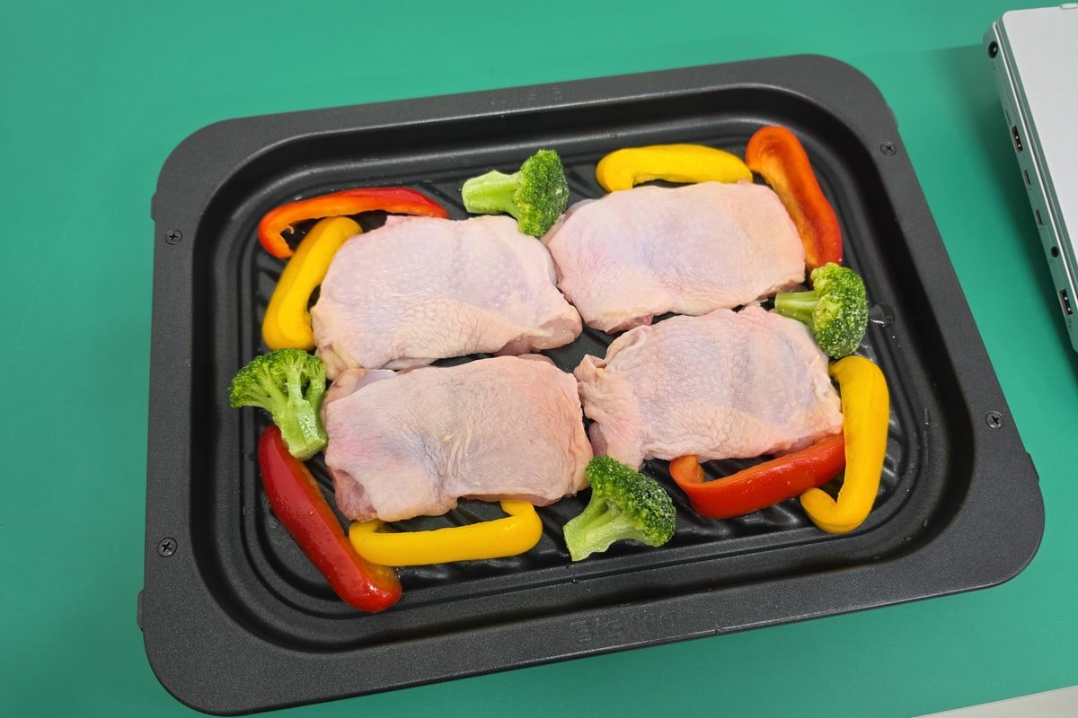 ヒートグリル皿に並べられた鶏肉、パプリカ、ブロッコリー。温度、種類、サイズ、状態異なる食材を同じ庫内で調理するからこそ、火の入れ方や制御の作り込みが問われる