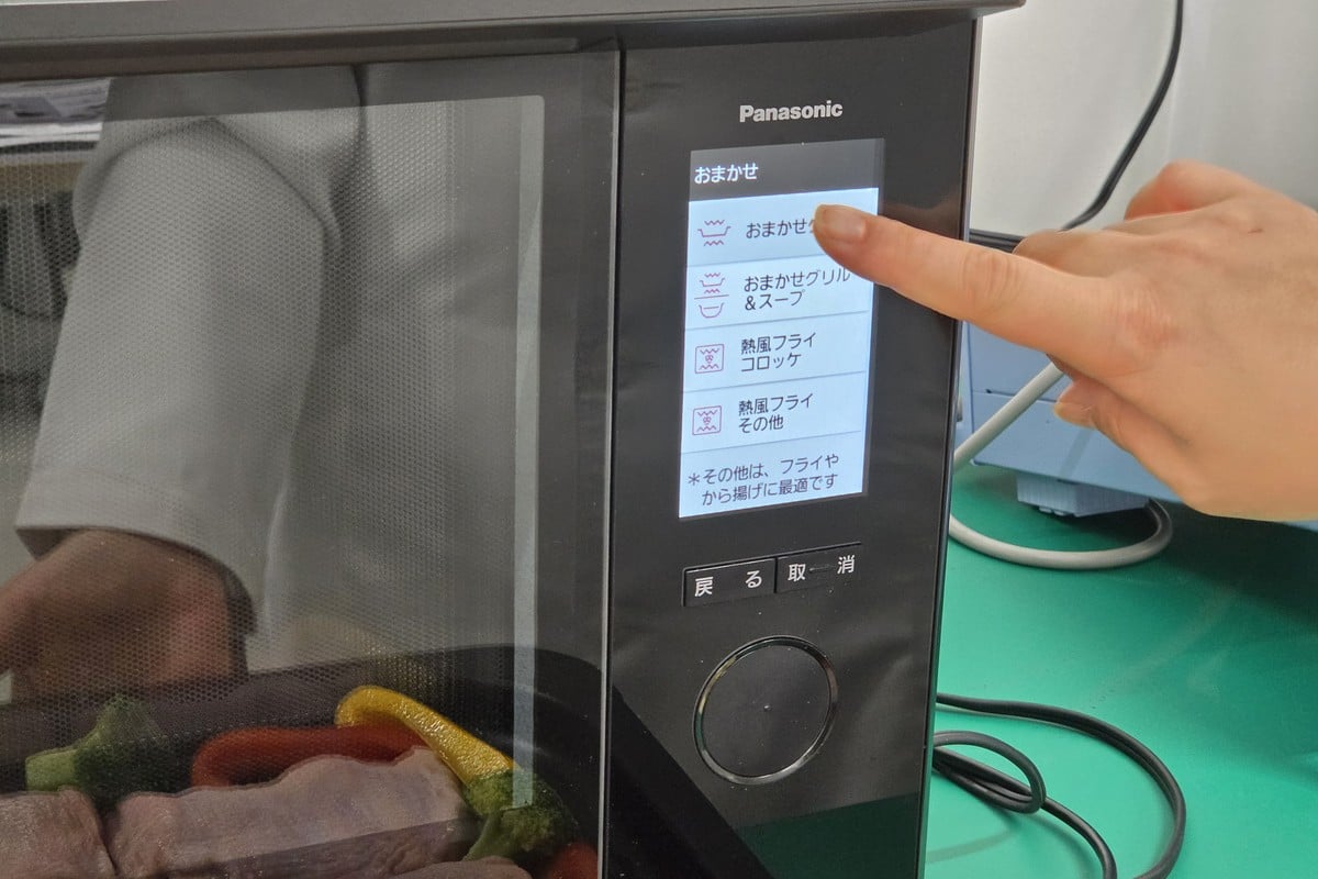 調理中の電子レンジの操作画面。普段は何気なく押しているボタンの裏側では、レンジ、ヒーター、スチームなどの制御が細かく組み合わされている