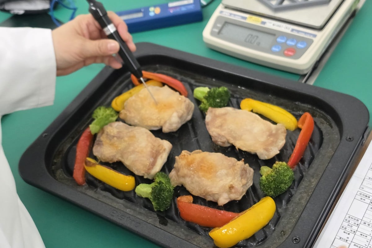 仕上がった鶏肉の状態を確認する工程。見た目や食感だけでなく、必要に応じて温度なども見ながら、狙った仕上がりに近づいているかを検証していく