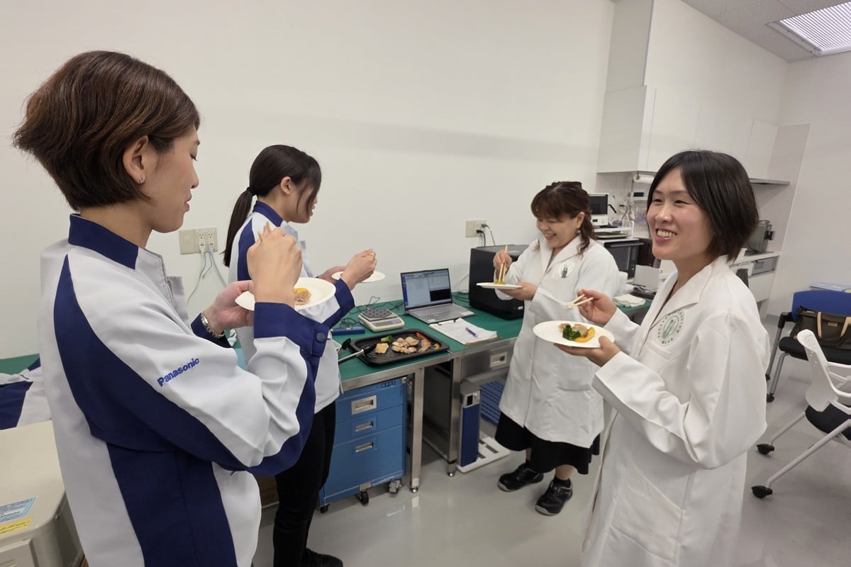 調理後の仕上がりを複数人で確認する様子。一人の好みに寄せるのではなく、外観、食感、火の通りを言葉にしながら、評価の物差しを合わせていく