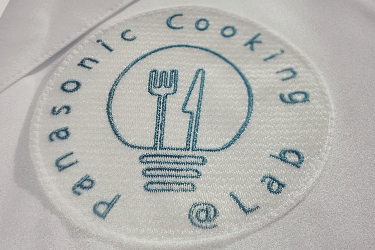 白衣に入ったPanasonic Cooking @Labのロゴ。ボタンひとつで生まれる「おいしい」の奥には、人が食べ、測り、話し合い、次の人へ知見を渡していく現場があった