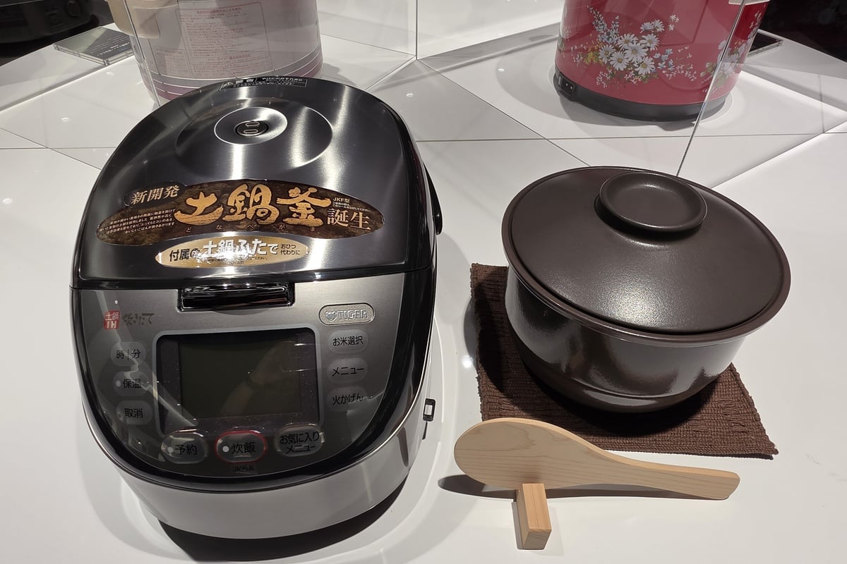 20年前に登場した初代の土鍋炊飯器。土鍋を家電に組み込むという挑戦の出発点があり、現在のJRT-A100へと続く技術の積み重ねがある