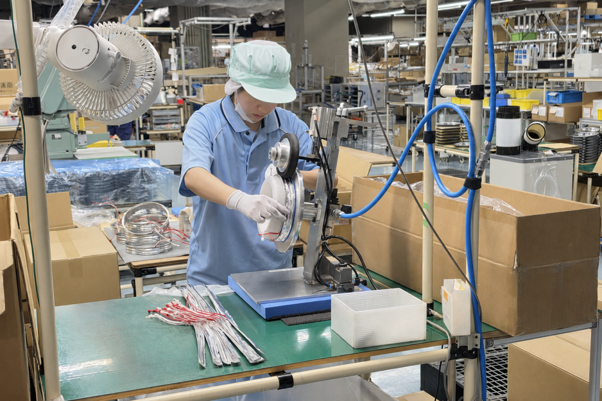組み立ての生産ラインに入る前に、周辺の熱源パーツなどを別エリアであらかじめ作り込む工程。複雑なユニットを無理なく本ラインへ渡すため、ライン設計にも工夫がある