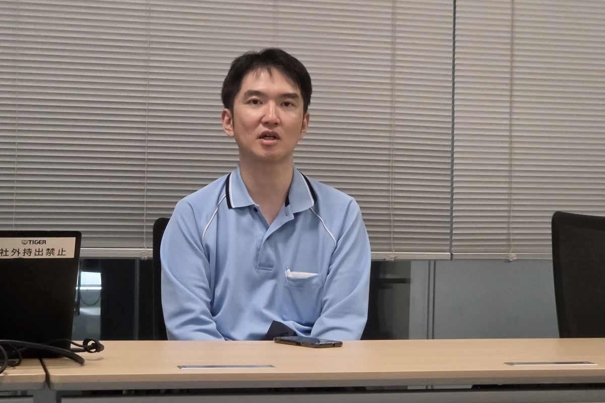 タイガー魔法瓶 生産グループ 本社工場 マネージャーの山口壮一氏。現場の工程や検査について、実際のラインを案内しながら説明してくれた