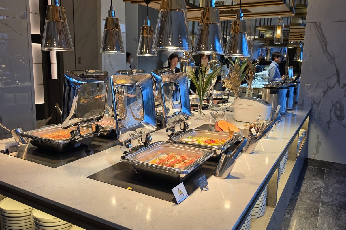 魚料理や肉料理などが並ぶホットミールエリア。料理の種類を増やすだけでなく、眺望を楽しみながら気持ちよく食べ進められる構成が意識されている