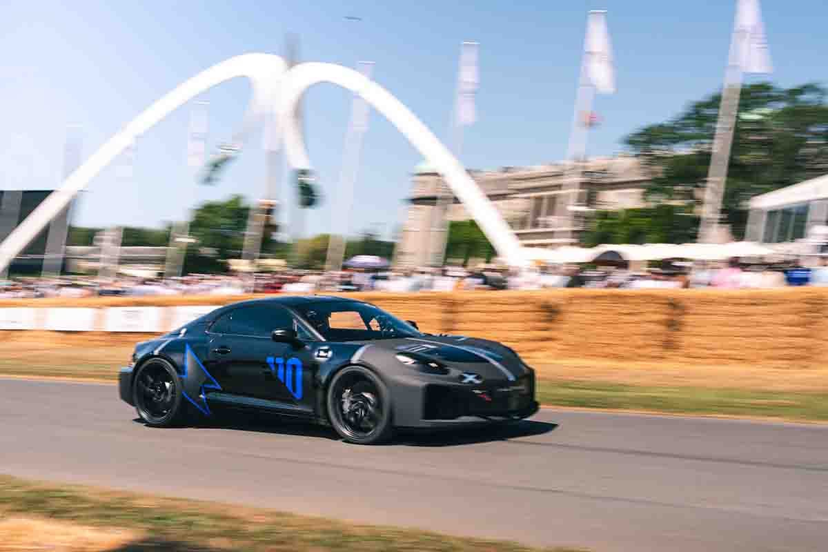グッドウッドで初公開、デモランが行われたアルピーヌ新型「A110フューチャー」